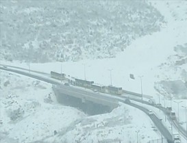 Başakşehir'de kar yağışı nedeniyle İETT otobüsleri yolda kaldı