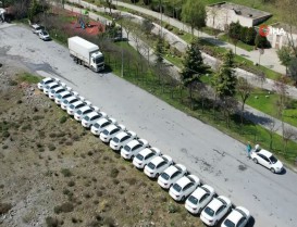 Başakşehir'de boş araziye stoklanan araçlar