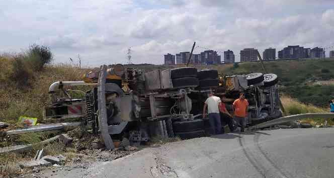 Başakşehir'de virajı alamayan beton mikseri devrildi: 2 yaralı
