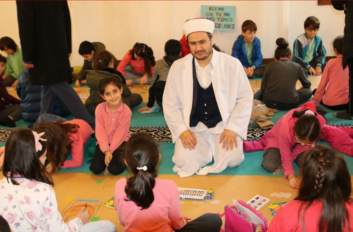 Başakşehir'de görev yapan imam, camiyi sosyal yaşam merkezine çevirdi
