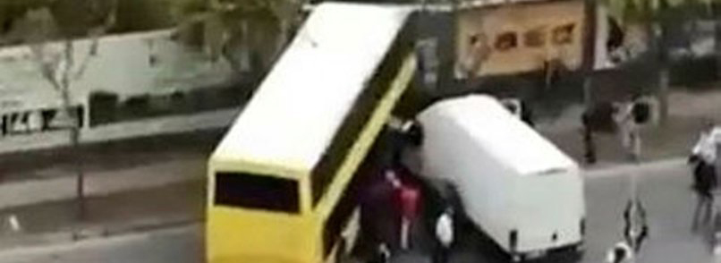 Başakşehir'de kaza yapan İETT otobüsünün sürücüsü yaralandı