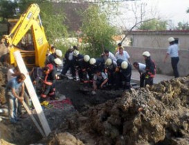 Başakşehir ;de toprak altında kalan işçiler kurtarıldı  