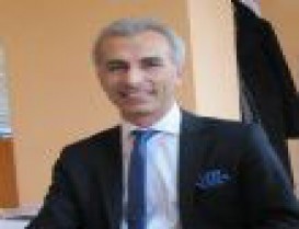 Arı kovanına çomak sokmayan çocuk mu olurmuş!