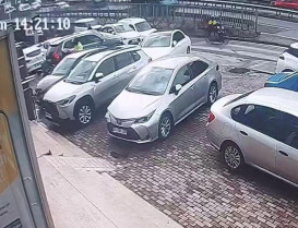 Başakşehir’de banka şubesinden yüklü miktarda para çeken bir iş adamına düzenlen silahlı gasp girişiminin güvenlik kamera görüntüsü ortaya çıktı