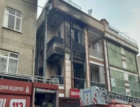 Başakşehir'de 3 katlı binanın çatı katı yandı