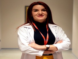 Evde çalışanlar dikkat! İşlerini evden yürütmek zorunda kalan bireyler bilgisayar başında konforsuz masa ve sandalyelerde hareketsiz uzun vakit harcıyor.