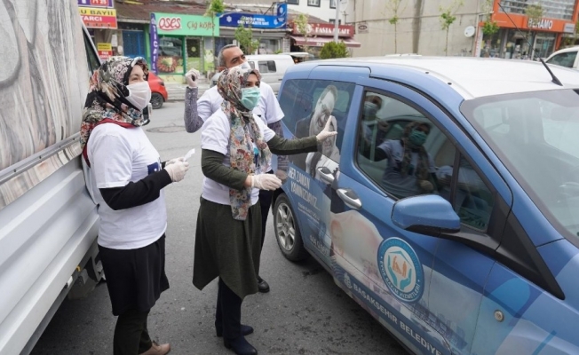Başakşehir Belediyesi Ramazan’da kapı kapı gezerek gıda yardımı yapıyor