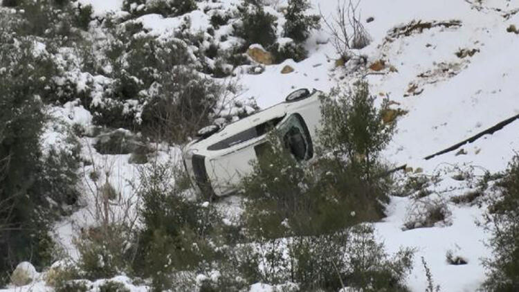 Başakşehir'de buzlu yolda kayan otomobil takla atıp, yuvarlandı