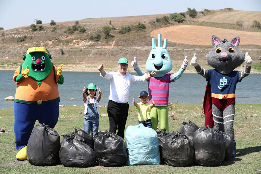 Başkan Kartoğlu, Sazlıdere Barajı’nda piknikçilerin çevreye bıraktığı çöpleri topladı