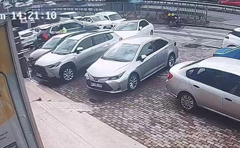 Başakşehir’de banka şubesinden yüklü miktarda para çeken bir iş adamına düzenlen silahlı gasp girişiminin güvenlik kamera görüntüsü ortaya çıktı