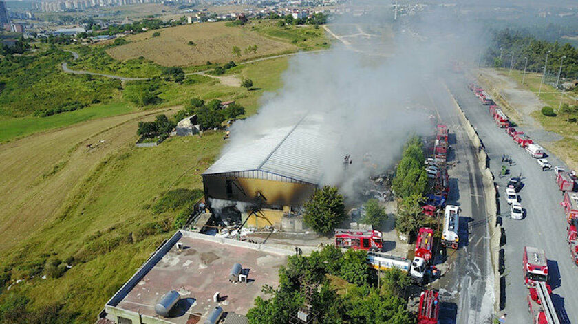 fabrikada çıkan yangına itfaiye ekiplerinin müdahalesi devam ediyor