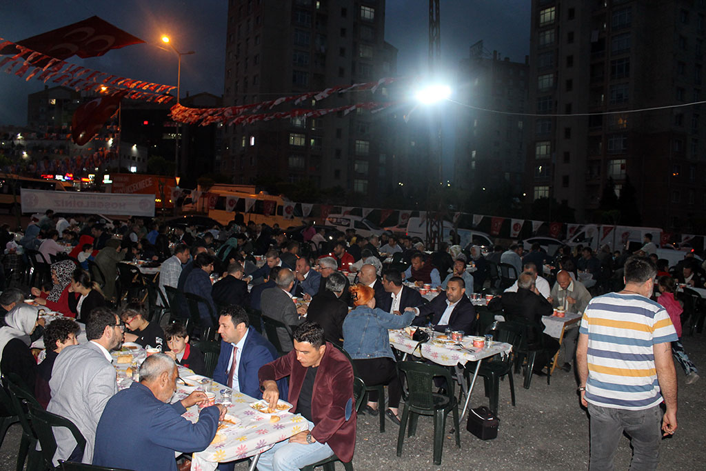 Başakşehir’de MHP İftar Sofrası komşuların kaynaşmasını sağlıyor