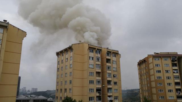 Başakşehir'de apartman çatısındaki yangın söndürüldü