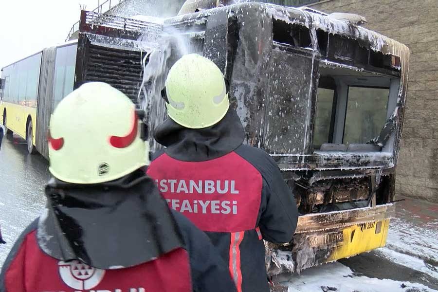 Başakşehir'de İETT otobüsünde yangın çıktı
