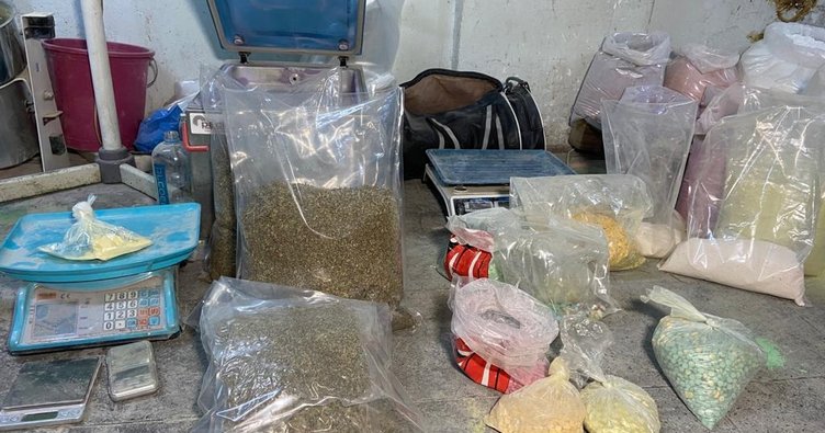 Başakşehir’de uyuşturucu hap imalathanesine baskın, 4 gözaltı