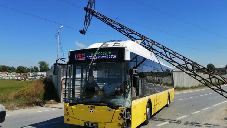 Başakşehir'de elektrik direği İETT otobüsünün üstüne devrildi