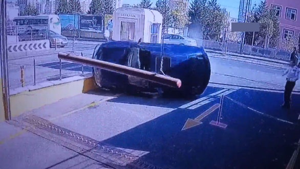 Başakşehir'de AVM girişinde izleyenleri şoke eden ilginç kaza! 