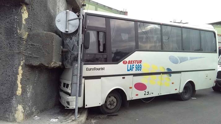 Başakşehir'de servis midibüsü duvara çarptı
