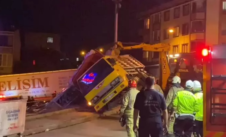 Başakşehir'de 3 çocuk devrilen kamyonetin kasasından düşen malzemelerin altında kaldı