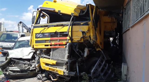 Ehliyetsiz sürücü Başakşehir'de hafriyat kamyonuyla dehşet saçtı