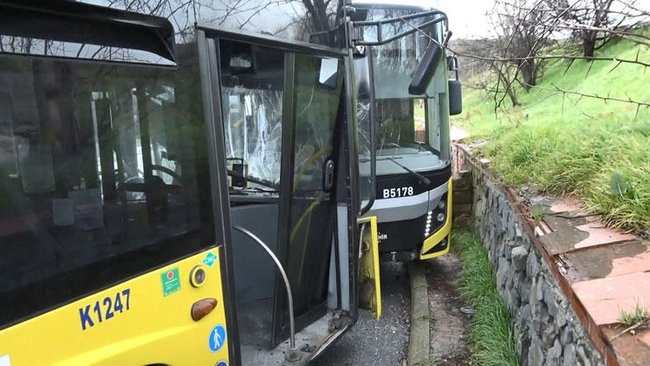 Başakşehir'de İETT otobüsleri kafa kafaya çarpıştı