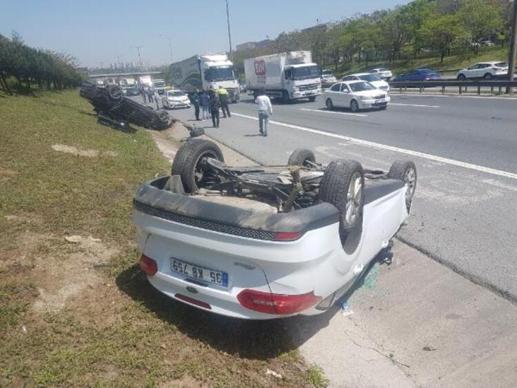 TEM Otoyolu Başakşehir Kısmında Makas Atan Araç Kazası yol kilitlendi iki araç ters döndü