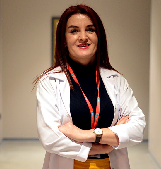 Evde çalışanlar dikkat! İşlerini evden yürütmek zorunda kalan bireyler bilgisayar başında konforsuz masa ve sandalyelerde hareketsiz uzun vakit harcıyor.