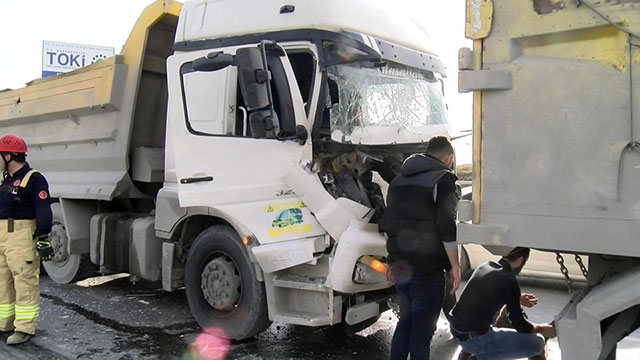 Başakşehir'de kamyonlar  çarpıştı