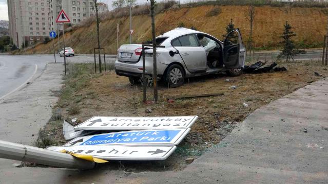 Başakşehir'de takla atan otomobilde 2 kişi yaralandı