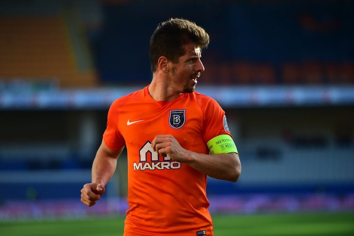 Başakşehir'in milli futbolcusu Emre Belözoğlu sözleşmesini yeniledi
