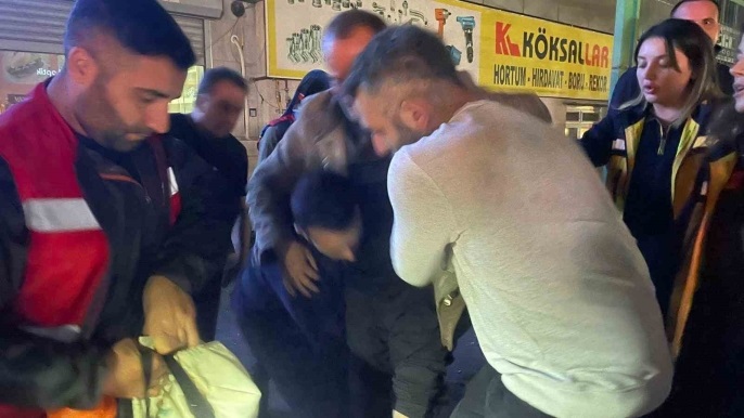 Başakşehir'de kontrolden çıkan araç durağa daldı: 1 kişi yaralandı