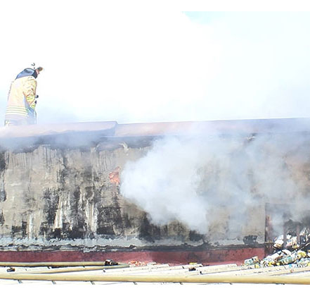 İOSB'de iş yerinin çatısı alev alev yandı