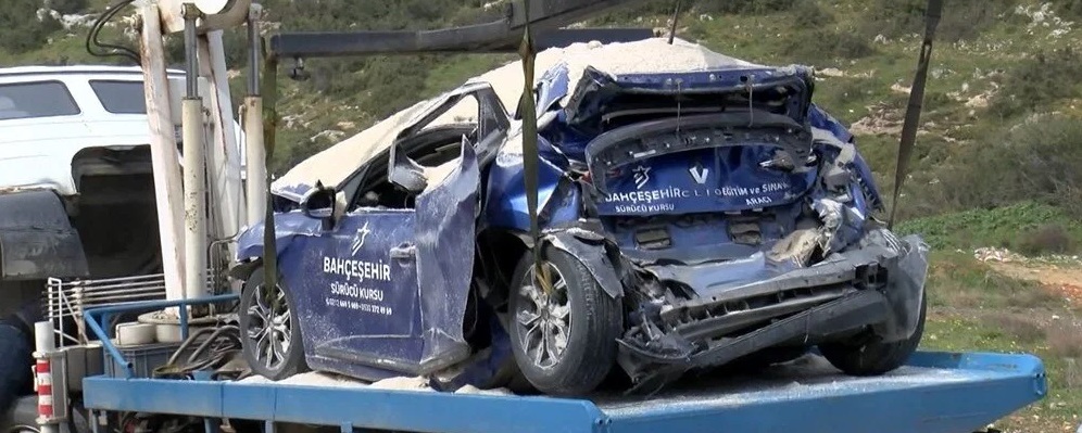 Başakşehir'de feci kaza: Tuz dolan otomobilde can pazarı