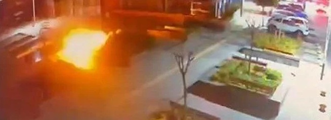 Başakşehir'de el bombalı saldırı: İş yerlerine saldıran şüpheliler kaçtı